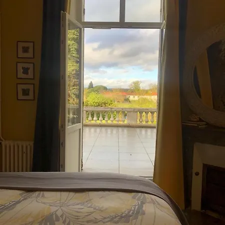 La Maison Au Cedre Bed & Breakfast *
