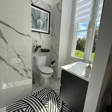 La Maison Au Cedre Bed & Breakfast *