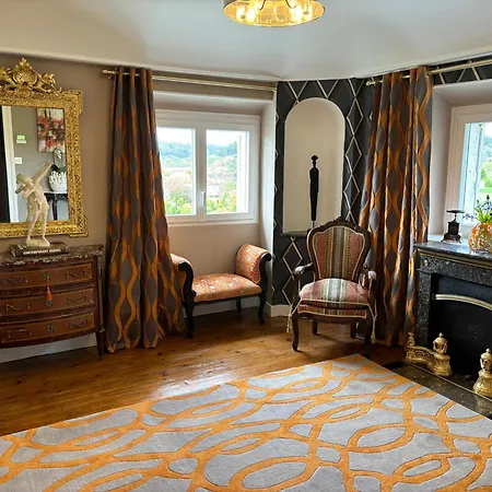 La Maison Au Cedre Bed & Breakfast *