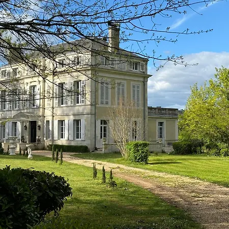 La Maison Au Cedre Bed & Breakfast *